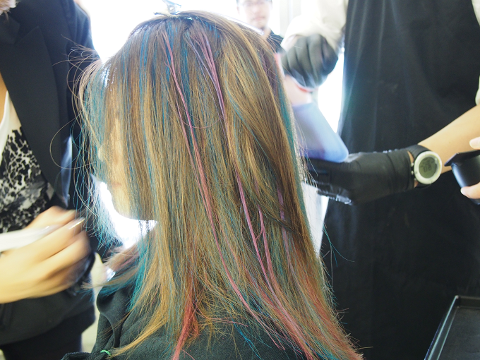 ヘアチョークでカラフルなヘアカラーに変身  使い方は簡単